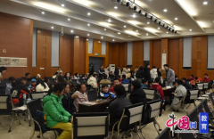 通过旁不雅一件件展品、静听一个个